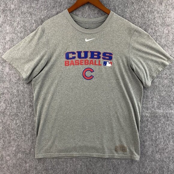 Nike Chicago Cubs T Shirt ‎ Mens M Heather Gray Dry Fit Chest Logo S/S MLB Top - Picture 1 of 10